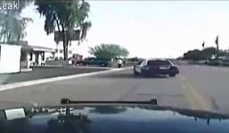 Sốc: Cảnh sát lao thẳng xe tuần tra vào nghi phạm